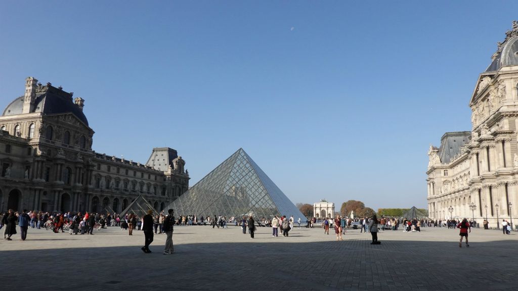 Pyramide du Louvre et vue sur l'Arc de triomphe du Carrousel